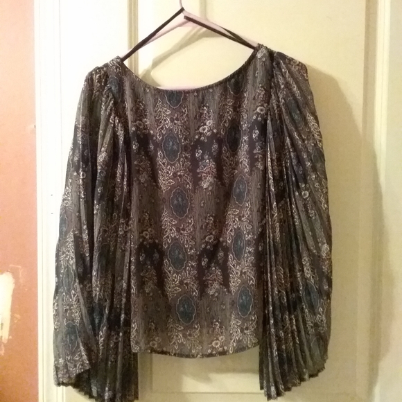 Beautiful blues, pink etc. Flutter sleeves blouse - Picture 3 of 3